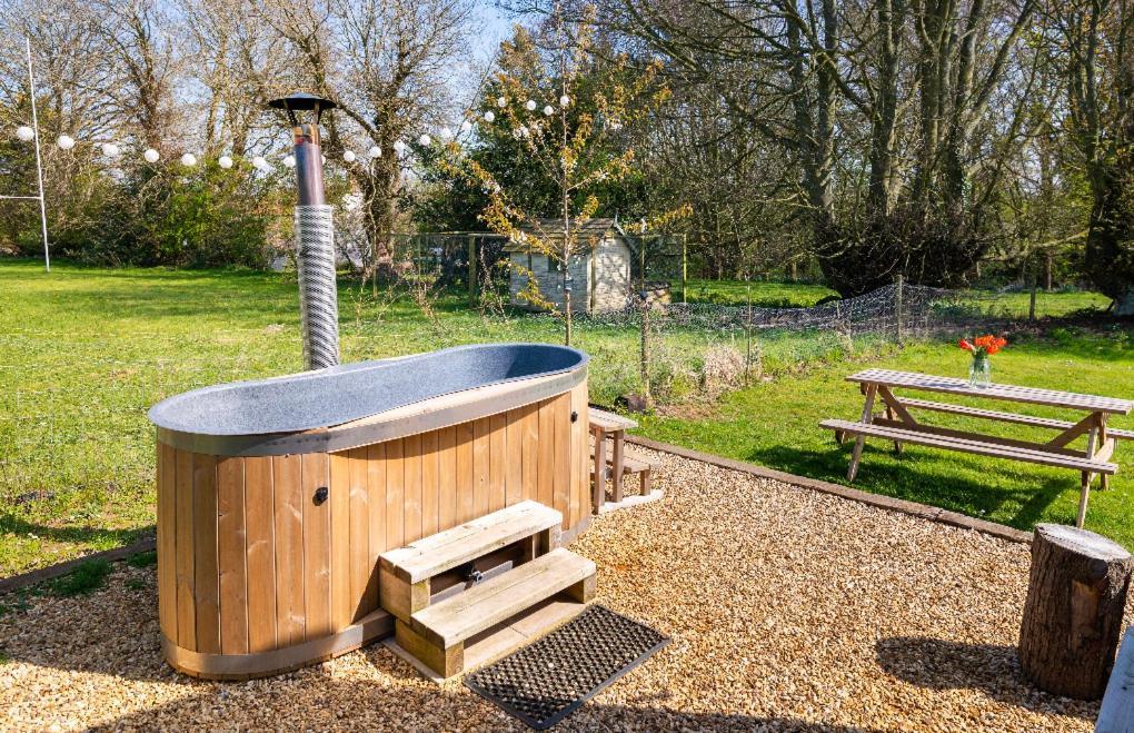 Old King William Shepherd Huts And Private Hot Tubs In North Norfolk Hunworth Esterno foto